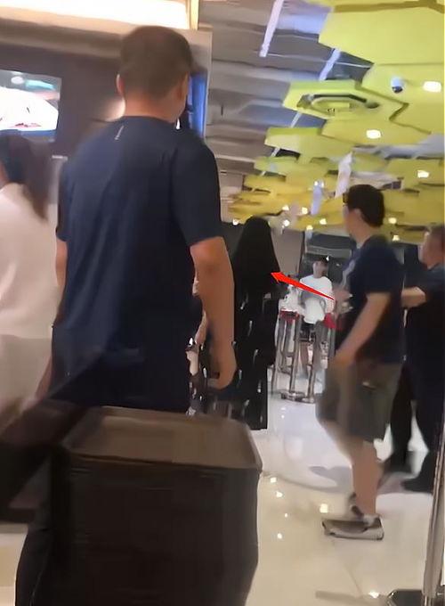 爆料食堂女子视频,揭秘校园食堂惊人内幕  第3张